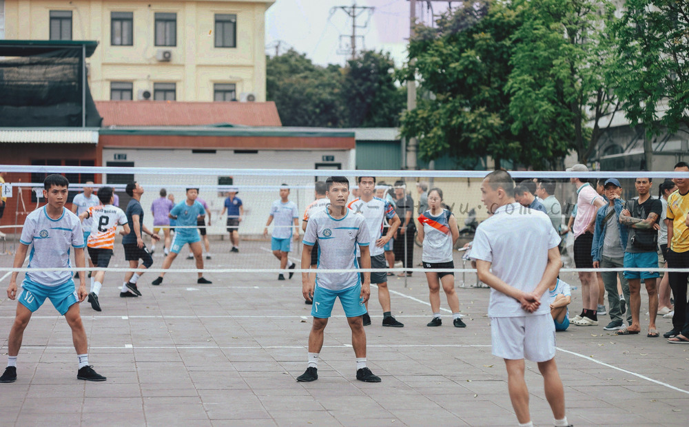 以场次编号串联的阵容变动示意图，位置标签以荧光橙高亮，未变动位置保持灰色